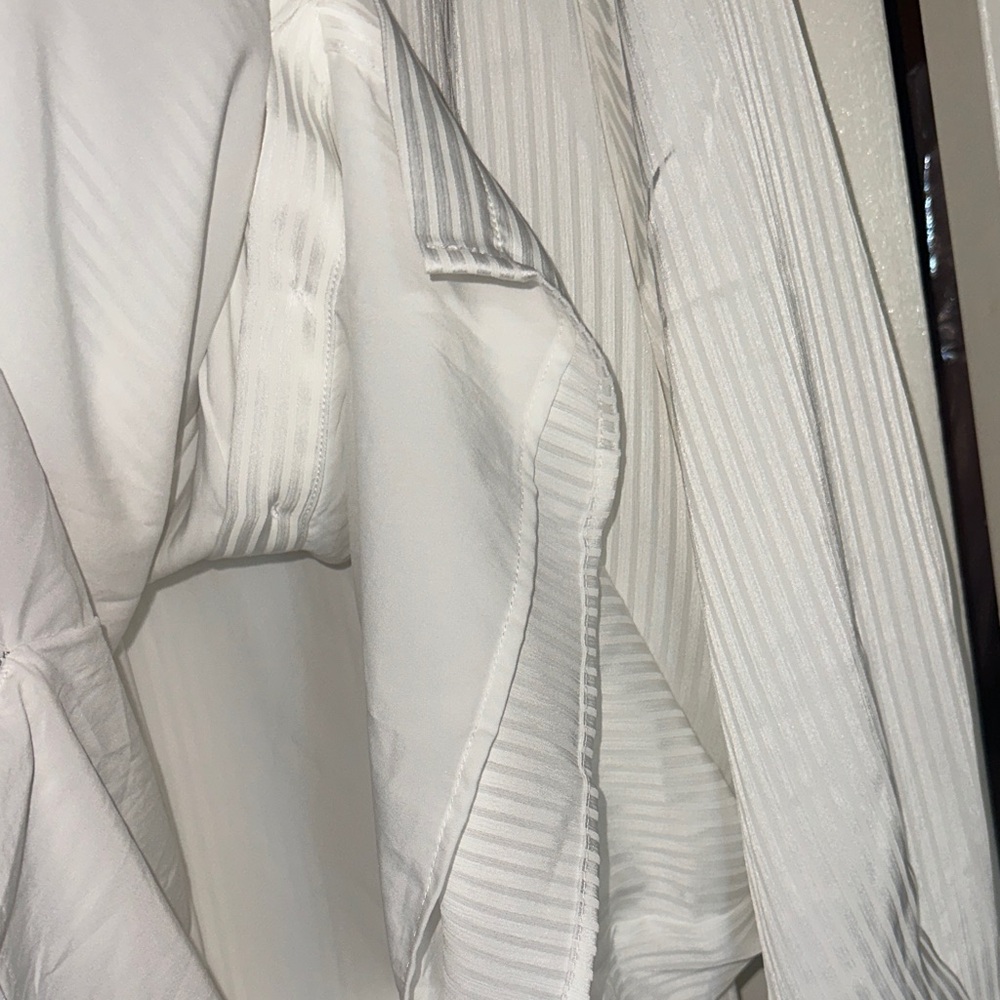 Veiled XL Women's Classic White Button Down Shirt - Picture 9 of 9